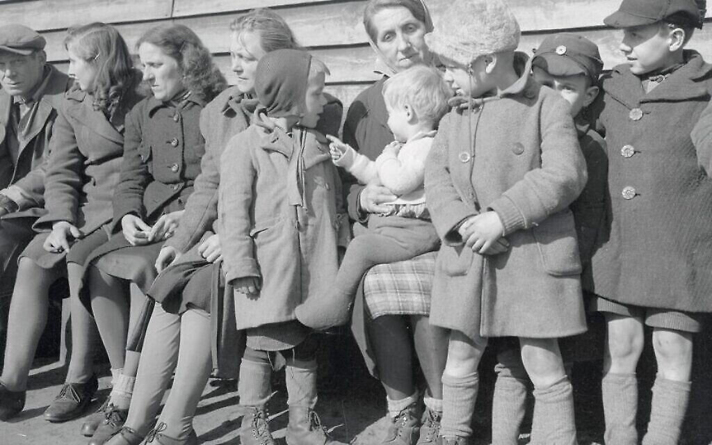 Des réfugiés juifs dans un camp de personnes déplacées en Allemagne, après la Seconde Guerre mondiale. (Crédit : Domaine public)