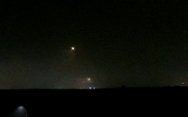Photo d'illustration : Deux roquettes tirées depuis Gaza, le 22 avril 2022. (Capture d'écran :  Twitter)