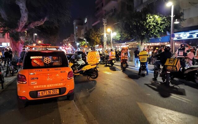 Des ambulances dans la rue Dizengoff de Tel Aviv après une fusillade signalée, le 7 avril 2022 (Crédit : United Hatzalah)