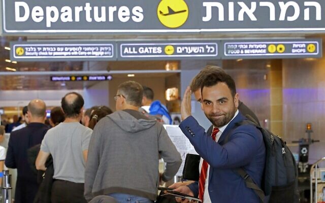 Omar Shakir, citoyen américain et directeur du  bureau Israël-Palestine au sein de Human Rights Watch, à l'entrée du hall des départs de l'aéroport Ben Gurion après son expulsion d'Israël, le 25 novembre 2019. (Crédit :JACK GUEZ / AFP)