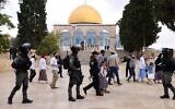 La police israélienne accompagne un groupe de juifs en visite sur le Mont du Temple, alors que le lieu saint de Jérusalem a été rouvert aux visiteurs non-musulmans, le 5 mai 2022. (Crédit: Ahmad Gharabli/AFP)