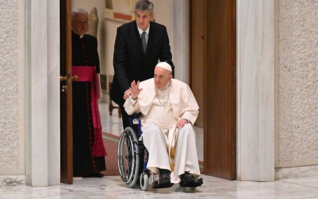 Le pape François arrive en fauteuil roulant à l'assemblée plénière de l'Union internationale des supérieurs généraux, dans la salle Paul VI au Vatican, le 5 mai 2022. (Crédit: Alberto Pizzoli/AFP)
