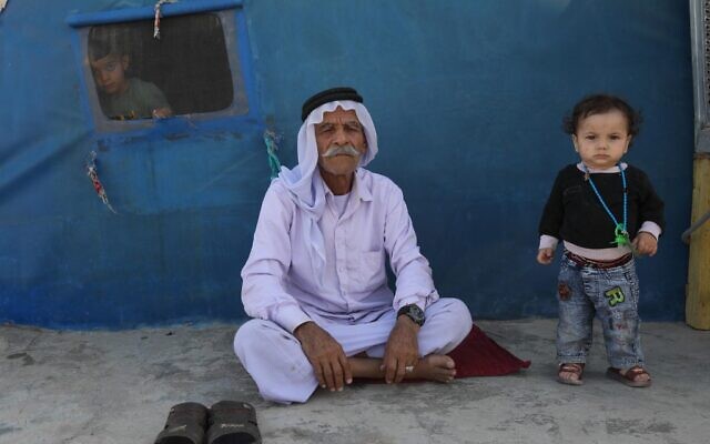 Des Yazidis déplacés dans le camp de Chamishko pour personnes déplacées à l'intérieur du pays (PDI) dans la ville de Zakho, dans le nord de la région autonome kurde d'Irak, le 5 mai 2022. (Crédit : SAFIN HAMED / AFP)