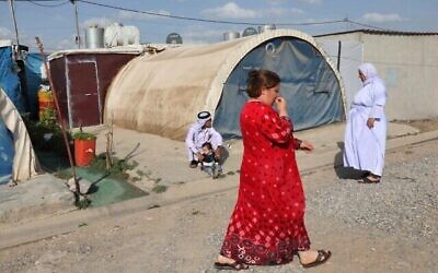 Des Yazidis déplacés dans le camp de Chamishko pour personnes déplacées à l'intérieur du pays (PDI) dans la ville de Zakho, dans le nord de la région autonome kurde d'Irak, le 5 mai 2022. (Crédit : SAFIN HAMED / AFP)