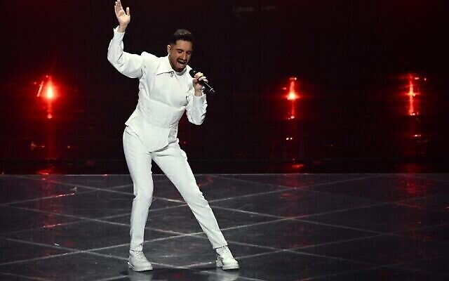 Le chanteur Michael Ben David, candidat d'Israël, se produit lors de la deuxième demi-finale du concours Eurovision de la Chanson 2022, le 12 mai 2022 au Pala Alpitour de Turin. (Crédit : Marco Bertorello / AFP)
