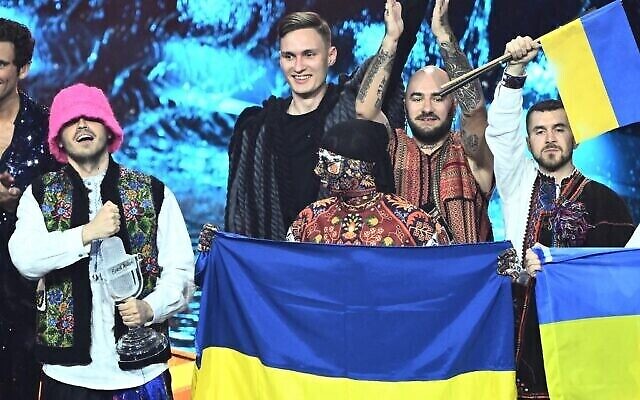 Les membres du groupe "Kalush Orchestra" célèbrent sur scène avec les drapeaux de l'Ukraine après avoir remporté au nom de l'Ukraine le concours Eurovision de la chanson 2022, au Pala Alpitour de Turin, le 14 mai 2022. (Crédit : Marco Bertorello/AFP)