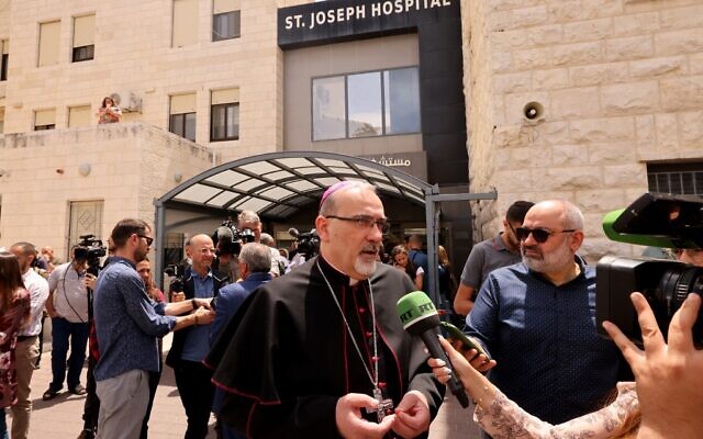 Le patriarche latin de Jérusalem Pierbattista Pizzaballa s'exprime à l'hôpital Saint-Joseph de Jérusalem, le 16 mai 2022. (Crédit : AHMAD GHARABLI / AFP)