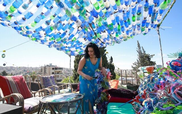 Maria Nissan, artiste et militante de l'environnement, photographiée avec l'une de ses installations artistiques créées à partir de déchets plastiques collectés dans les rues, dans la capitale jordanienne Amman, le 17 mai 2022. (Crédit : Khalil MAZRAAWI / AFP)