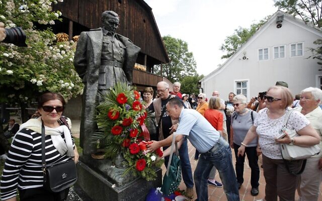 Des partisans se rassemblent devant la statue du défunt leader yougoslave Josip Broz Tito lors d'un rassemblement commémoratif dans le village de Kumrovec, le 21 mai 2022. (Crédit : Denis LOVROVIC / AFP)