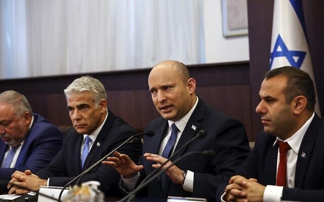 Le Premier ministre israélien Naftali Bennett, 2e à droite, et le ministre des Affaires étrangères Yair Lapid, 2e à gauche, lors de la réunion du cabinet au bureau du Premier ministre, à Jérusalem, le 22 mai 2022. (Crédit : RONEN ZVULUN / POOL / AFP)