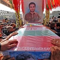 Une foule en deuil se rassemble autour du cercueil du colonel des Gardiens de la révolution iranienne, Sayyad Khodai, lors d’une procession funèbre sur la place de l’Imam Hussein, dans la capitale Téhéran, le 24 mai 2022. (Crédit : Atta Kenare/AFP)