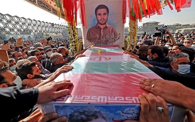 Une foule en deuil se rassemble autour du cercueil du colonel des Gardiens de la révolution iranienne, Sayyad Khodaï, lors d’une procession funèbre sur la place de l’Imam Hussein, dans la capitale Téhéran, le 24 mai 2022. (Crédit : Atta Kenare/AFP)