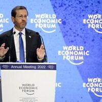 Le président Isaac Herzog s’adresse à l’assemblée l’assemblée annuelle du Forum économique mondial à Davos, le 25 mai 2022. (Crédit : Fabrice Coffrini/AFP)