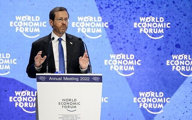 Le président Isaac Herzog s’adresse à l’assemblée annuelle du Forum économique mondial à Davos, le 25 mai 2022. (Crédit : Fabrice Coffrini/AFP)