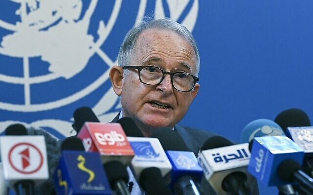 Richard Bennett, rapporteur spécial des Nations unies sur la situation des droits de l'homme en Afghanistan, s'exprime lors d'une conférence de presse à Kaboul au cours d'une visite en Afghanistan, le 26 mai 2022. (Crédit : Wakil Kohsar/AFP)