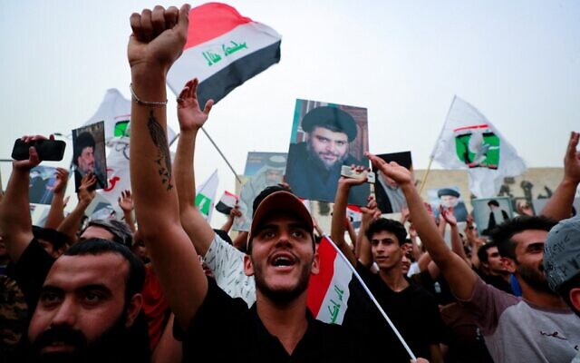 Rassemblement des partisans du religieux chiite irakien Muqtada al-Sadr sur la place Tahrir de Bagdad pour célébrer l'adoption d'un projet de loi qui criminalise la normalisation des liens avec Israël, le 26 mai 2022. (Crédit: Ahmad Al-Rubaye/AFP)