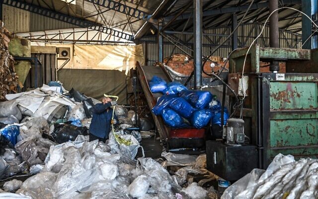 Des piles de déchets plastiques collectés près d'une usine de recyclage de plastique à Kartepe, dans le district de Kocae, en Turquie, le 11 mai 2022. (Crédit : Ozan KOSE / AFP)