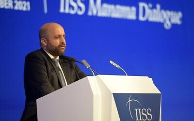 Le conseiller à la sécurité nationale Eyal Hulata s'exprime lors du dialogue de Manama organisé par l'IISS dans la capitale bahreïnie, Manama, le 21 novembre 2021. (Crédit: Mazen Mahdi/AFP)