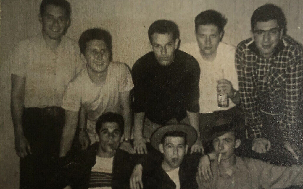Les Warriors dans leur club house vers 1948. Herbie Cohen en chemise noire, les mains sur les genoux, au centre. Larry King, chemise blanche, à gauche de Herbie, tenant une bouteille. (Crédit : Avec la permission de Rich Cohen)