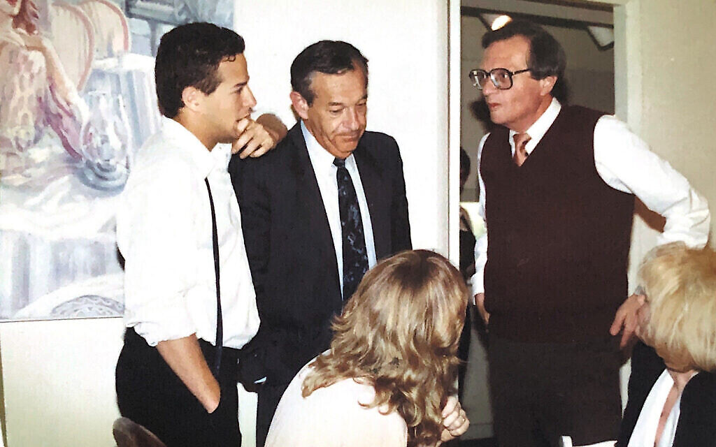 Dans l’ordre habituel : Rich Cohen, Herb Cohen et Larry King à Washington DC, en 1990. (Crédit : Avec l’aimable autorisation de Rich Cohen)
