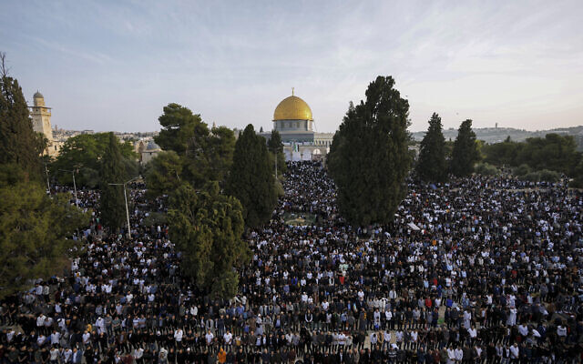 Des musulmans participent aux prières de l'Aïd al-Fitr, fête de la rupture du jeûne, qui marque la fin du mois sacré du Ramadan, près de la mosquée du Dôme du Rocher dans l'enceinte de la mosquée Al-Aqsa, dans la Vieille Ville de Jérusalem, lundi 2 mai 2022. (Crédit: Mahmoud Illean/AP)