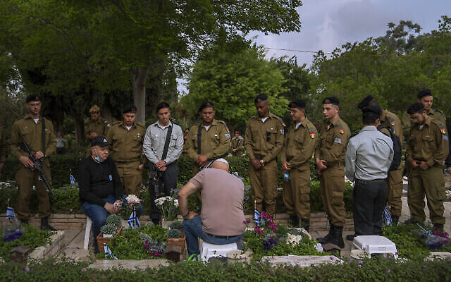 Des soldats israéliens et des membres des familles de soldats morts au combat se rassemblent pour une cérémonie marquant Yom Hazikaron dans un cimetière militaire à Tel Aviv, le 4 mai 2022. (Crédit : Oded Balilty/AP)