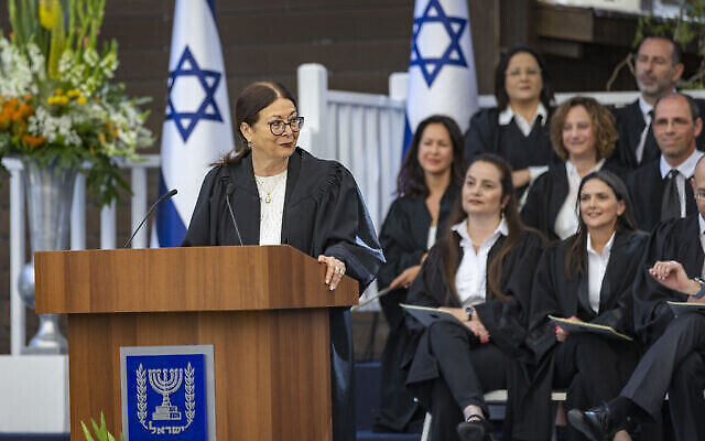 La présidente de la Cour suprême, Esther Hayut, s'exprime lors d'une cérémonie de prestation de serment des juges nouvellement nommés à la résidence du président à Jérusalem, le 9 mai 2022. (Crédit : Olivier Fitoussi/Flash90)