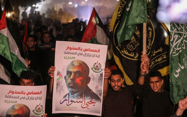 Des partisans du chef du Hamas, Yahya Sinwar, protestent devant son domicile à Khan Yunis, dans le sud de la bande de Gaza, le 7 mai 2022. (Crédit : Attia Muhammed/Flash90)