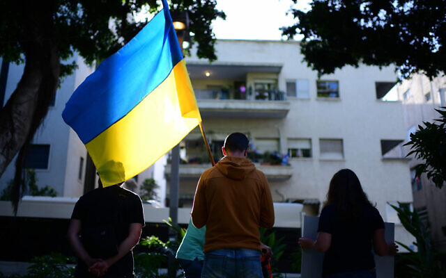 Des manifestants portent des pancartes et des drapeaux ukrainiens lors d'une manifestation contre l'invasion de l'Ukraine par la Russie, sur le boulevard Rothschild à Tel Aviv, le 8 mai 2022. (Crédit : Tomer Neuberg/Flash90)