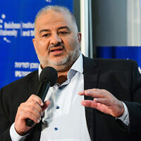 Le chef du parti Raam, MK Mansour Abbas, s'exprime lors d'une conférence à l'université Reichman à Herzliya, le 17 mai 2022. (Crédit : Avshalom Sassoni/Flash90)