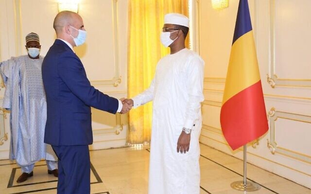 L'ambassadeur Ben Bourgel présente ses lettres de créance au président tchadien Mahamat Idriss Deby Itno, le 17 mai 2022. (Crédit : Ministère des Affaires étrangères/Twitter)