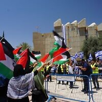 Des étudiants israéliens et pro-palestiniens manifestent à l'Université Ben Gurion de Beer Sheva le 23 mai 2022. (Crédit : Emanuel Fabian/Times of Israel)