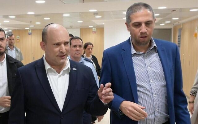 Le Premier ministre Naftali Bennett (à gauche) et le chef de cabinet Tal Gan-Zvi (Crédit : Kobi Gideon/GPO)