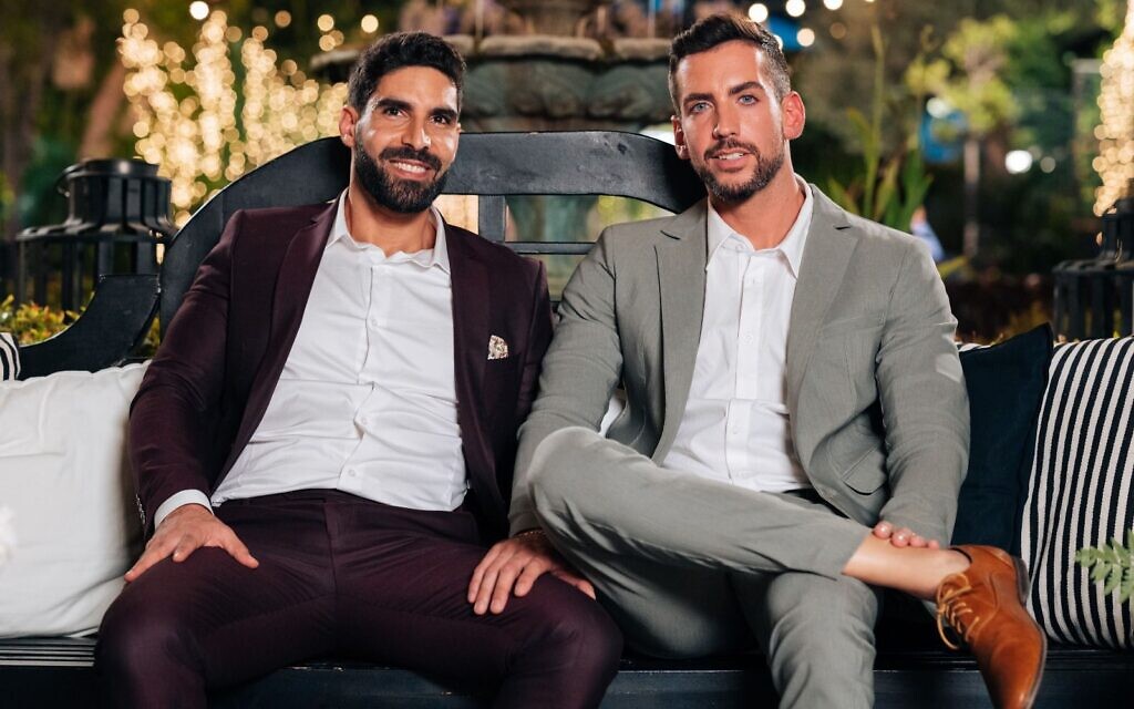 Guy (à gauche) et Matan, le premier couple gay à apparaître dans l'émission de téléréalité israélienne "Married at first sight". (Crédit : Denis Butnaru/Keshet)