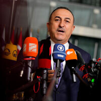 Le ministre turc des Affaires étrangères, Mevlut Cavusoglu, lors d'une réunion des ministres des Affaires étrangères de l'OTAN au siège de l'organisation, à Bruxelles, le 6 avril 2022. (Crédit : Virginia Mayo/AP)