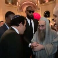 LeBron James tient la main du rabbin Yoshiyahu Yosef Pinto lors du mariage de Jeffrey Schottenstein à New York, le 22 mai 2022. (Crédit : Capture d'écran/YouTube/Jewish Insider)