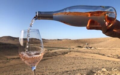 Un rosé de Nana Estate Winery dans l'improbable terroir désertique de ce vignoble du Neguev. (Crédit : Nana Winery)