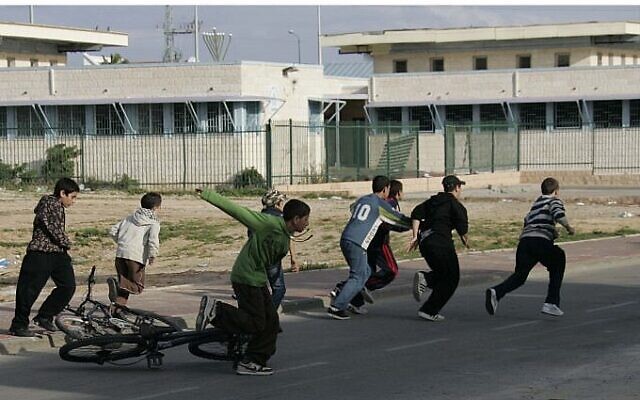 Photo d'illustration : Des enfants israéliens courent vers un abri anti-bombes au son d'une sirène avertissant de l'arrivée de roquettes en provenance de la bande de Gaza, le 8 janvier 2009. Illustration (Crédit : Anna Kaplan/ Flash90)