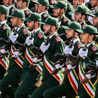 Des membres du Corps des gardiens de la révolution islamique d'Iran (IRGC) défilent lors du défilé militaire annuel marquant l'anniversaire du déclenchement de la guerre dévastatrice de 1980-1988 avec l'Irak de Saddam Hussein, dans la capitale Téhéran, le 22 septembre 2018. (Crédit : Stringer/AFP)