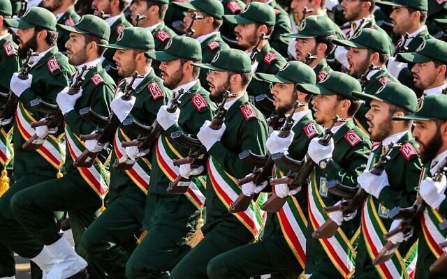 Des membres du Corps des gardiens de la révolution islamique d'Iran (IRGC) lors du défilé militaire annuel marquant l'anniversaire du déclenchement de la guerre dévastatrice de 1980-1988 avec l'Irak de Saddam Hussein, dans la capitale Téhéran, le 22 septembre 2018. (Crédit : Stringer/AFP)