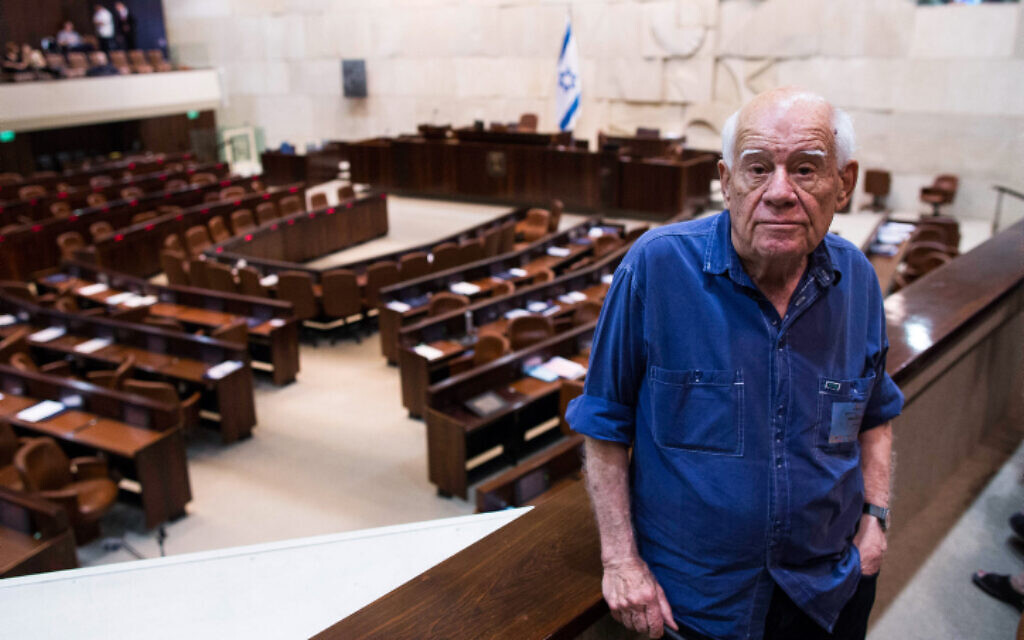 L'artiste sculpteur israélien Dani Karavan pose pour une photo à la Knesset le 11 juillet 2013 (Crédit : Yonatan Sindel/Flash90)