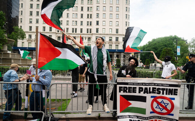 Des militants pro-palestiniens protestent contre la parade "Celebrate Israel" à New York, le 22 mai 2022. (Crédit: Luke Tress/Times of Israel)