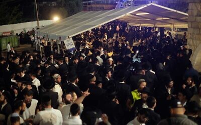 Des Juifs ultra-orthodoxes lors des célébrations de Lag BaOmer lors des fêtes du mont Meron, le 18 mai 2022. (Crédit :  Judah Ari Gross)