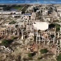 Vue aérienne des ruines de la société Electrochemical Industries Company, aujourd'hui abandonnée, près de la ville d'Akko, dans le nord du pays. (Crédit : Hillel Tatro/Treizième chaîne Screenshot)