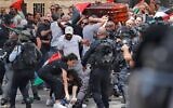 Des violences éclatent lors du transport du cercueil de la journaliste d'Al Jazeera Shireen Abu Akleh, à Jérusalem, le 13 mai 2022. (Crédit : Ahmad GHARABLI / AFP )