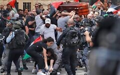 Des violences éclatent lors du transport du cercueil de la journaliste d'Al Jazeera Shireen Abu Akleh, à Jérusalem, le 13 mai 2022. (Crédit : Ahmad GHARABLI / AFP )