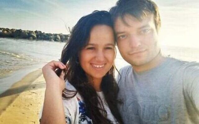 Une photo non datée de Vyacheslav Golev, tué dans une fusillade près d’Ariel le 29 avril, et sa fiancée, Victoria Fligelman. (Crédit : Autorisation)
