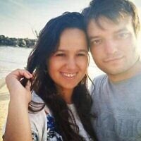 Une photo non datée de Vyacheslav Golev, un agent de sécurité tué lors d’une attaque terroriste et de sa fiancée, Victoria Fligelman à Ariel le 29 avril 2022. (Crédit : Autorisation)