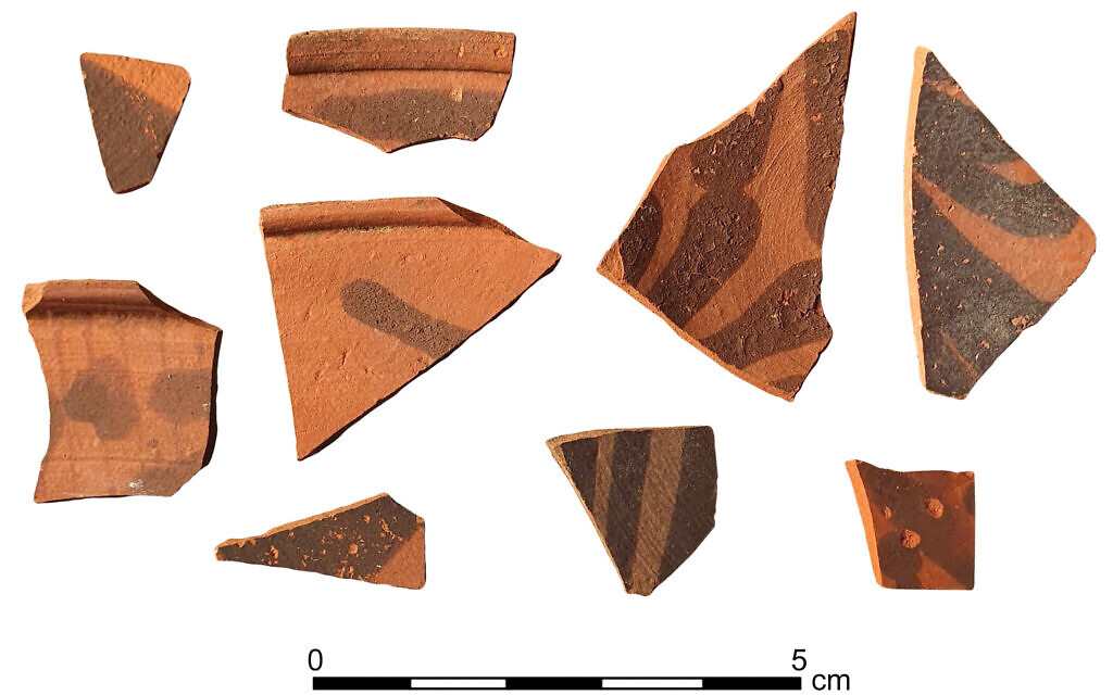 Des morceaux de poterie nabatéenne retrouvés à Shaar Ramon et à Orhan Mor. (Crédit : Roi Shapir)