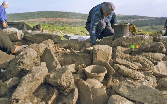 Les fouilles dans une ferme de l'ère hellénistique découverte en Galilée pendant des fouilles de sauvetage, avant des travaux de construction d'une canalisation qui amènera de de l'eau désalinisée dans le lac de Tibériade. (Crédit : Emil Aladjem, Israel Antiquities Authority)